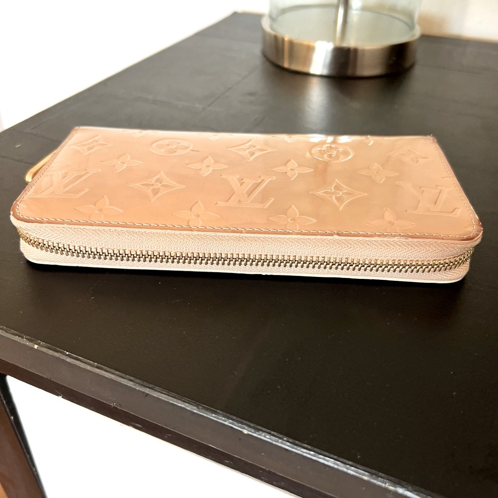Authentic Louis Vuitton Zippy Wallet Patent Turtledove 675$